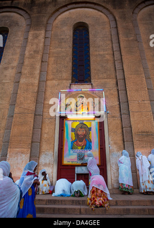 Les femmes de prier sur les marches d'une église, d'Asmara, Erythrée Banque D'Images