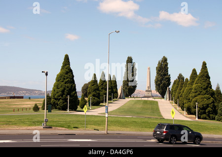 Voitures passé le cénotaphe sur le domaine de Queens à Hobart Banque D'Images