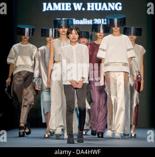 Berlin, Allemagne. 06Th Juillet, 2013. Designer Jamie Wei Huang (C) et les modèles apparaissent sur la scène du designer pour demain montrer lors de la Showfloor Berlin à Berlin, Allemagne, 03 juillet 2013. Les présentations des collections printemps/été 2014 aura lieu du 02 au 07 juillet 2013. Photo : Spata Ole/dpa/Alamy Live News Banque D'Images