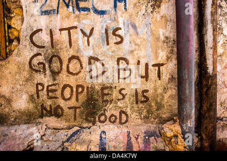 "La ville est bonne, mais les gens n'est pas bon' Graffiti dans Stone Town, Zanzibar - Tanzanie Banque D'Images