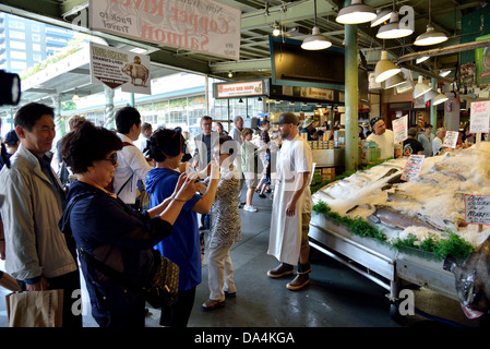 Les touristes du monde entier visitent le Pike Place du marché public. Seattle, Washington, USA. Banque D'Images