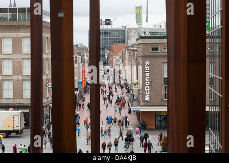 Les gens dans le centre de EIndhoven, principale rue commerçante, Pays-Bas Banque D'Images