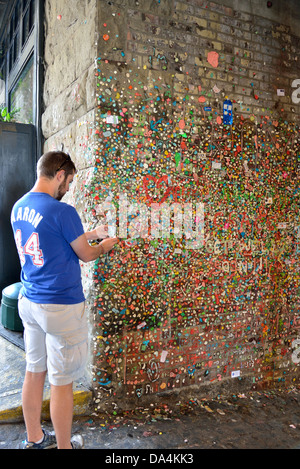 Tourist taking photo de la "Gum Wall' avec téléphone cellulaire. Seattle, Washington, USA. Banque D'Images