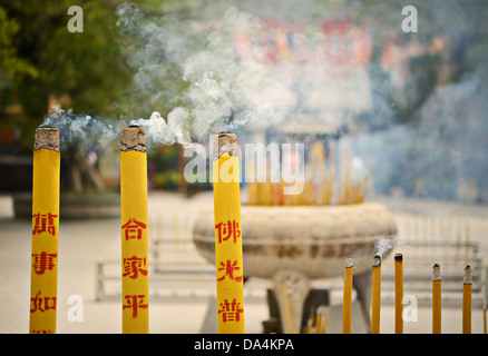 Brûler de l'encens dans un temple sur l'île de Lantau, Hong Kong SAR, Chine. Banque D'Images