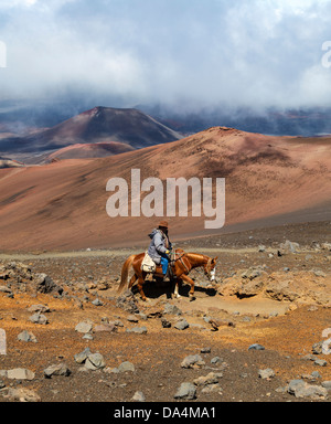 Cavalier sur la piste des sables bitumineux à l'Haleakala National Park Banque D'Images