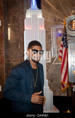 Manhattan, New York, USA. 3 juillet, 2013. Huit Grammy artiste primée USHER lights l'Empire State Building dans la célébration de l'indépendance jour, mardi 3 juillet, 2013. Credit : Bryan Smith/ZUMAPRESS.com/Alamy Live News Banque D'Images