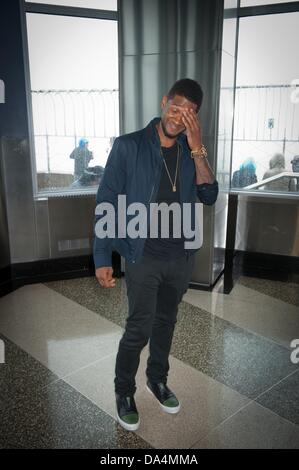 Manhattan, New York, USA. 3 juillet, 2013. Huit Grammy artiste primée USHER lights l'Empire State Building dans la célébration de l'indépendance jour, mardi 3 juillet, 2013. Credit : Bryan Smith/ZUMAPRESS.com/Alamy Live News Banque D'Images