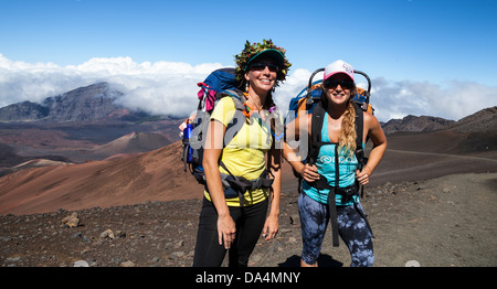 Randonneurs sur le sentier des sables bitumineux au Parc National de Haleakala sur Maui Banque D'Images