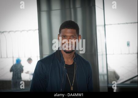 Manhattan, New York, USA. 3 juillet, 2013. Huit Grammy artiste primée USHER lights l'Empire State Building dans la célébration de l'indépendance jour, mardi 3 juillet, 2013. Credit : Bryan Smith/ZUMAPRESS.com/Alamy Live News Banque D'Images