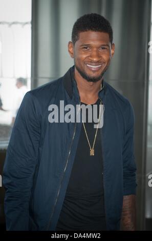 Manhattan, New York, USA. 3 juillet, 2013. Huit Grammy artiste primée USHER lights l'Empire State Building dans la célébration de l'indépendance jour, mardi 3 juillet, 2013. Credit : Bryan Smith/ZUMAPRESS.com/Alamy Live News Banque D'Images