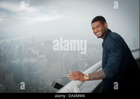 Manhattan, New York, USA. 3 juillet, 2013. Huit Grammy artiste primée USHER lights l'Empire State Building dans la célébration de l'indépendance jour, mardi 3 juillet, 2013. Credit : Bryan Smith/ZUMAPRESS.com/Alamy Live News Banque D'Images