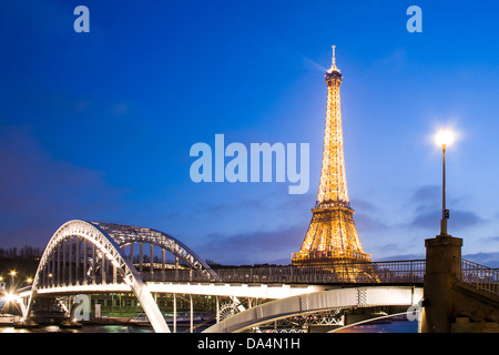 Tour Eiffel et Passerelle Debilly (Passerelle Debilly) au soir. Banque D'Images