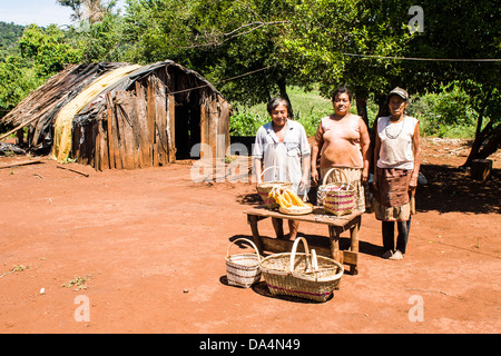 Membres du groupe ethnique en guarani Xapeco Réserve indienne et quelques exemples de leur travail d'artisanat. Banque D'Images