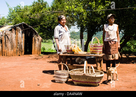 Membres du groupe ethnique en guarani Xapeco Réserve indienne et quelques exemples de leur travail d'artisanat. Banque D'Images