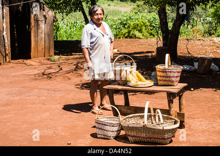 Membre du groupe ethnique en guarani Xapeco Réserve indienne et quelques exemples de ses travaux d'artisanat. Banque D'Images