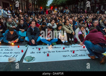 PA-ris, France. Scène de foule, assis sur la rue Groupe conservateur 'les Vielleurss' manifestation anti-gay mariage, Occupy, Front de la mairie manifestation sociale, réunion religieuse, catholiques français, politique religion Banque D'Images