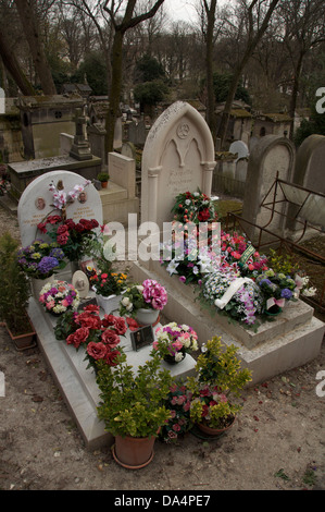 Cimetière parisien. Des couronnes de fleurs fraîches posées sur deux tombes dans le cimetière du Père Lachaise, le plus grand de l'enterrement-Motifs de Paris. La France. Banque D'Images