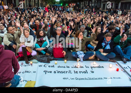 PA-ris, France. Foule de gens assis sur la rue, à l'extrême droite, Groupe conservateur 'les Vielleeurs' démonstration anti-gay mariage, occupy, rencontre religieuse, différentes cultures religion, asseyez-vous Banque D'Images