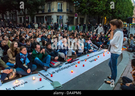 PA-ris, France. Foule assise dans la rue, à l'extrême droite, Groupe conservateur 'les Vielleeurs' démonstration anti gay Marriage, Occupy, Front of City Ha-ll public Speaker, réunion religieuse Banque D'Images