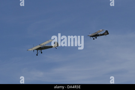 Fieseler storch et Auster AOP 11 en formation au cours d'une démonstration de vol Banque D'Images
