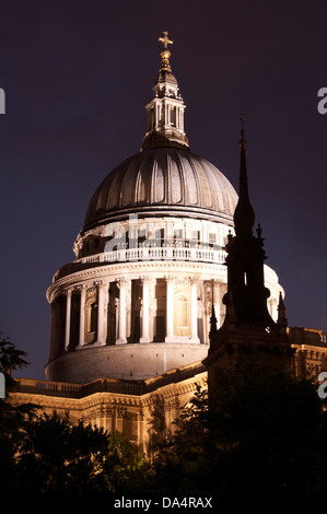 Le dôme de la cathédrale Saint-Paul, Sir Christopher Wren's chef d'oeuvre du baroque dans la ville de Londres. Illuminée la nuit. Angleterre, Royaume-Uni. Banque D'Images