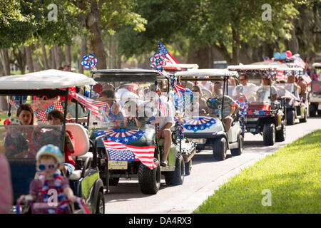 Les résidents de l'île de Daniel célébrer le Jour de l'indépendance au début avec un vélo et golf panier parade le 3 juillet 2013 à Charleston, SC. Banque D'Images