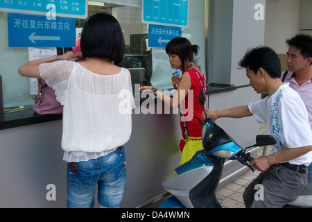 La Chine, Shanghai, Pudong la rivière Huangpu, les gens d'acheter des billets de ferry de Cross River Banque D'Images