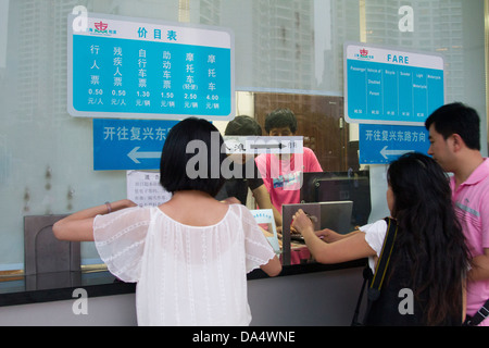 La Chine, Shanghai, Pudong la rivière Huangpu, les gens d'acheter des billets de ferry de Cross River Banque D'Images