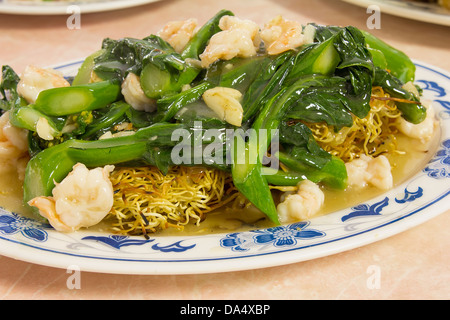Chinese Fried Noodles with Prawns jaune et vert Légumes Brocoli chinois Banque D'Images