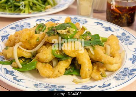 Poivre battues Frits Crevettes Poisson salé avec des piments Jalapeno chaude les oignons et la ciboulette verte Banque D'Images