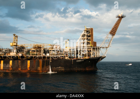 P 31 FPSO forage dans la zone offshore travaillant pour la compagnie pétrolière Petrobras. Banque D'Images