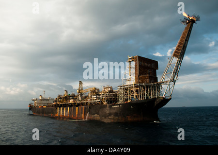 P 31 FPSO forage dans la zone offshore travaillant pour la compagnie pétrolière Petrobras. Banque D'Images