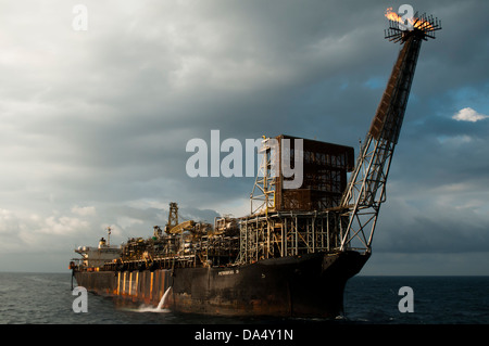 P 31 FPSO forage dans la zone offshore travaillant pour la compagnie pétrolière Petrobras. Banque D'Images