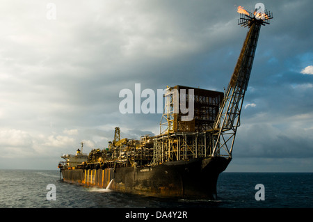 P 31 FPSO forage dans la zone offshore travaillant pour la compagnie pétrolière Petrobras. Banque D'Images