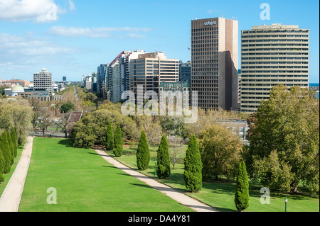 En regardant vers le sud du Domaine des Rois au centre-ville de Melbourne. Banque D'Images