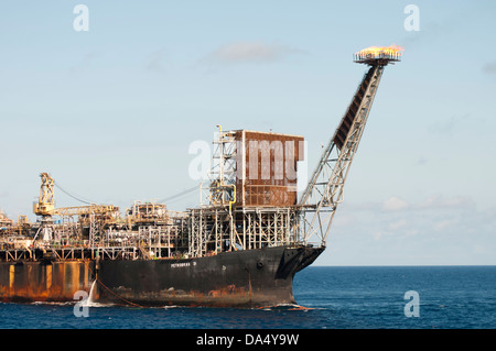 P 31 FPSO forage dans la zone offshore travaillant pour la compagnie pétrolière Petrobras. Banque D'Images