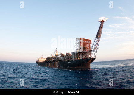 P 31 FPSO forage dans la zone offshore travaillant pour la compagnie pétrolière Petrobras. Banque D'Images