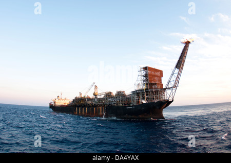 P 31 FPSO forage dans la zone offshore travaillant pour la compagnie pétrolière Petrobras. Banque D'Images