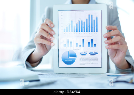 Close-up of businesswoman présentant touchpad solution financière Banque D'Images