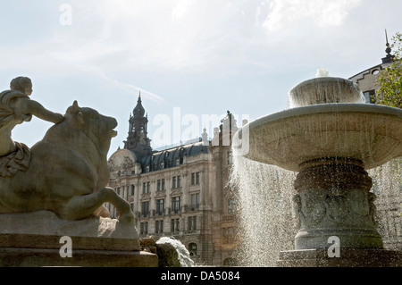 Wittelsbacher Brunnen avec Bernheimer Palais en arrière-plan, Munich, Bavière, Allemagne Banque D'Images