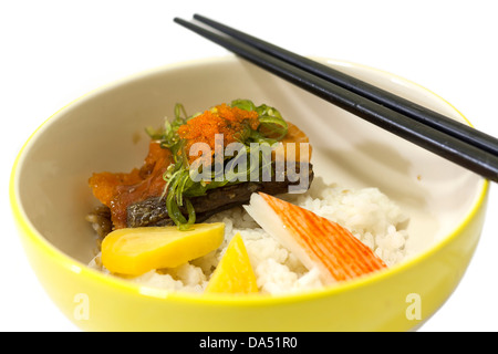 Riz au saumon avec des oeufs de poisson de friture en surf Bol en céramique jaune Banque D'Images