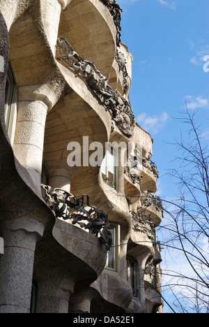 Close up de balcons en fer forgé et des travaux sur la Casa Mila ou La Pedrera appartement à Barcelone, Catalogne, Espagne Banque D'Images