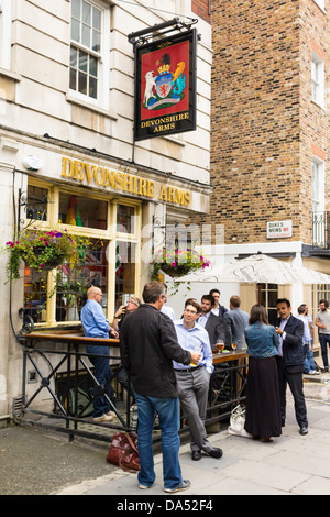 Les clients de prendre un verre à l'extérieur du Devonshire Arms, Londres Banque D'Images