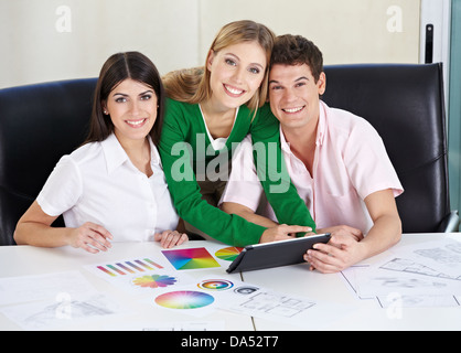 Des étudiants en art avec la théorie des couleurs de l'apprentissage de l'ordinateur tablette dans l'université Banque D'Images