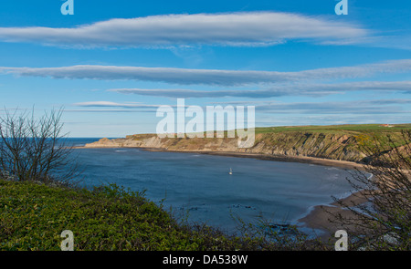 Une vue sur-à Runswick Bay avec un ciel bleu, North Yorkshire, UK Banque D'Images