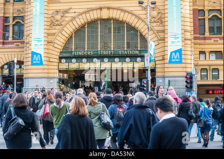 Le passage pour piétons, à Melbourne, à l'angle de Swanston et de Flinders Streets où les navetteurs vont et viennent Banque D'Images