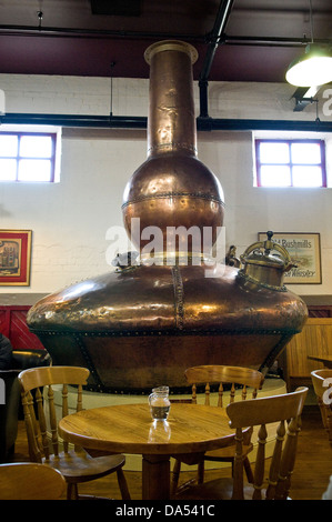 Vieux cuivre désaffectées encore dans l'ancien bar à whisky irlandais Bushmills Distillery dans le comté d'Antrim, Irlande du Nord, Royaume-Uni Banque D'Images