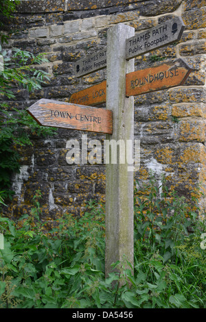 Enseigne sur la rive sud de la Tamise, Lechlade, Gloucestershire Banque D'Images