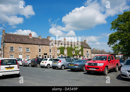 Voitures garées parking voiture dans le centre-ville sur la place du marché d'été Masham North Yorkshire Dales Angleterre Royaume-Uni GB Grande-Bretagne Banque D'Images