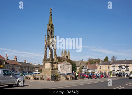 Monument et place du marché au printemps Helmsley centre-ville North Yorkshire Angleterre Royaume-Uni GB Grande-Bretagne Banque D'Images